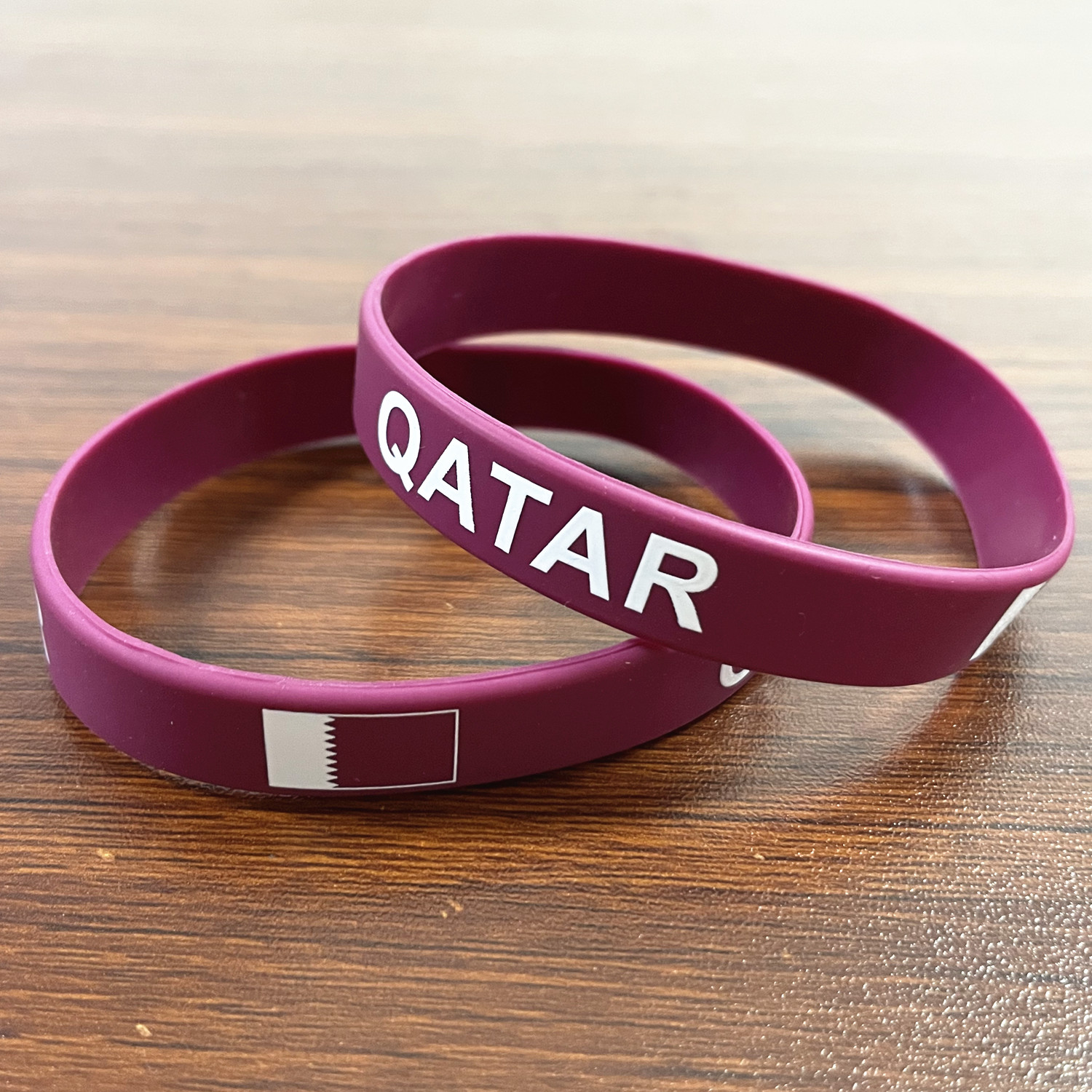 2pcs Qatar Flag Silicone Brace – Women Accessories Qatar Bewertung und Preis