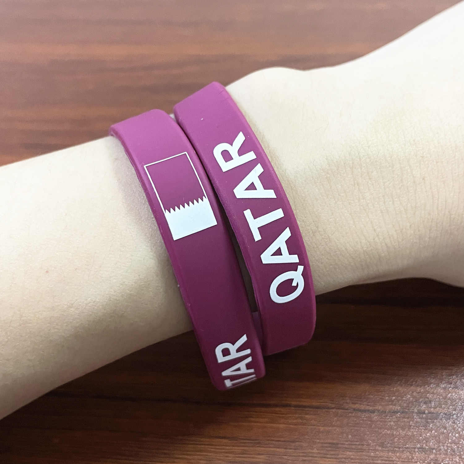 2pcs Qatar Flag Silicone Brace – Women Accessories Qatar Bewertung und Preis