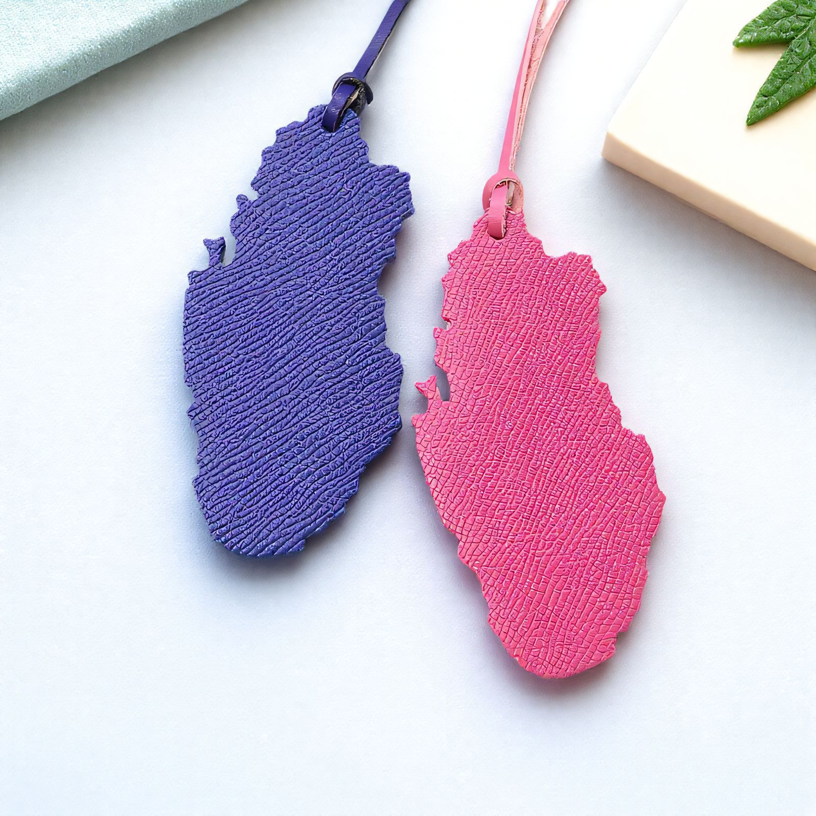 1pc Qatar Map Shaped PU Leathe – Women Accessories Qatar Bewertung und Preis