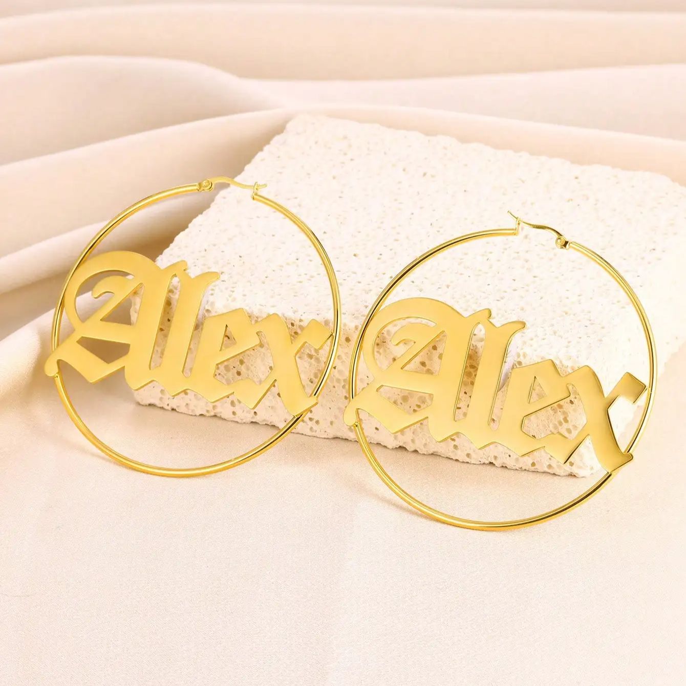 Custom Old English Name Hoop E – Women Accessories Name In English Bewertung und Preis